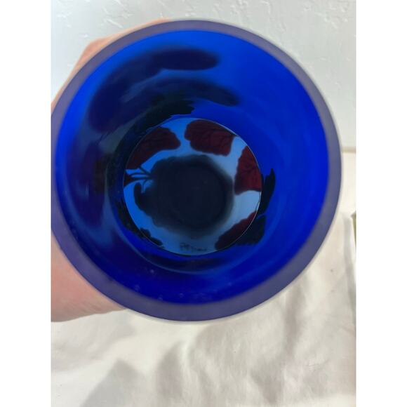 Vintage Cobalt Blue Glass Vase with Black Floral Overlay Signed Art Glass 10” - Picture 5 of 12